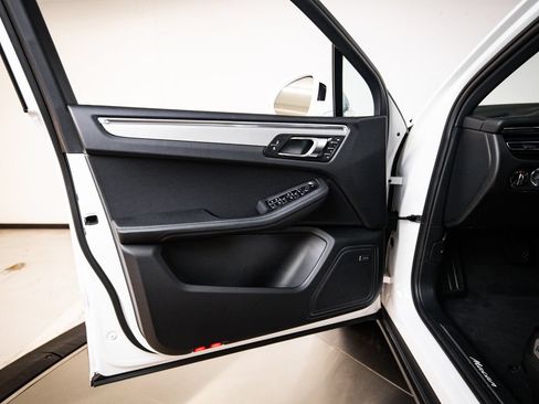 Certified 2026 Porsche Macan AWD/4WD image 23