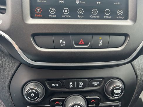 Used 2021 Jeep Cherokee Trailhawk image 27