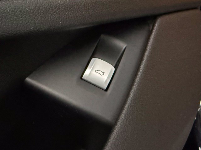 Used 2022 BMW 740i w/ M Sport Package RWD image 23