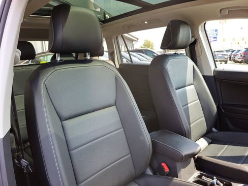 Certified 2021 Volkswagen Tiguan SE w/ Panoramic Sunroof Package AWD/4WD image 9