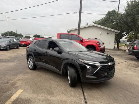 Used 2025 Chevrolet Trax LS FWD image 3