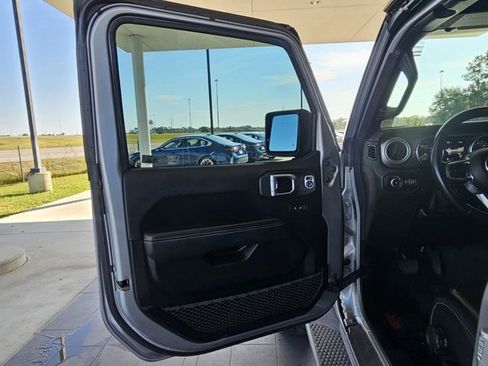 Used 2019 Jeep Wrangler Unlimited Sahara image 12