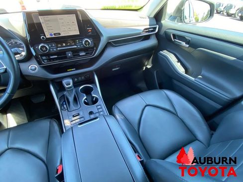 Used 2023 Toyota Highlander XLE AWD/4WD image 31