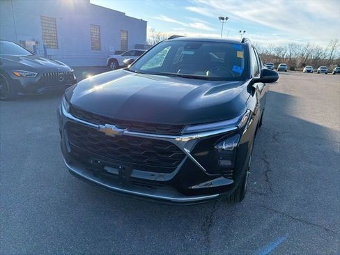 Used 2025 Chevrolet Trax LT w/ LT Convenience Package image 3