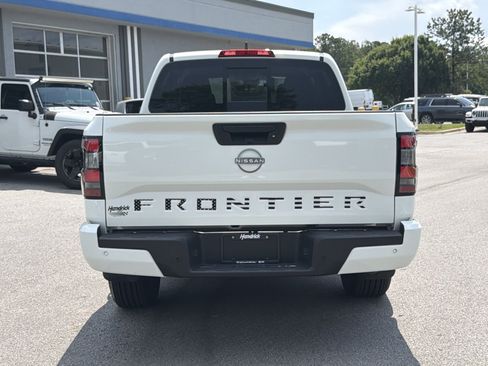 Used 2025 Nissan Frontier SV RWD image 11