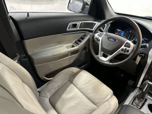 Used 2014 Ford Explorer XLT w/ Equipment Group 202A FWD image 12