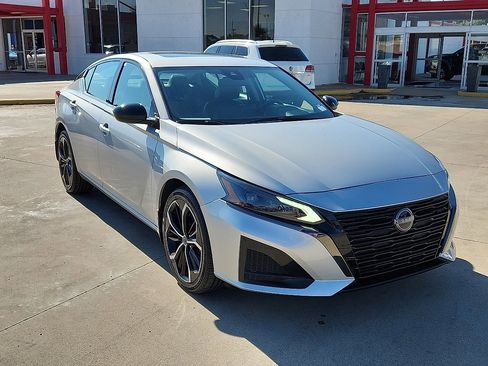 Used 2023 Nissan Altima 2.5 SR w/ SR Premium Package image 4