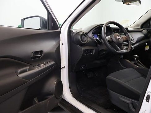 New 2025 Nissan Kicks Play S image 8
