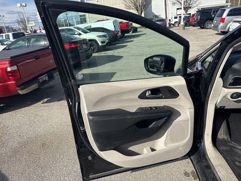 Used 2024 Chrysler Pacifica Touring-L image 8