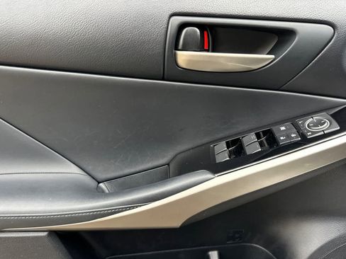 Used 2017 Lexus IS 300 AWD image 12