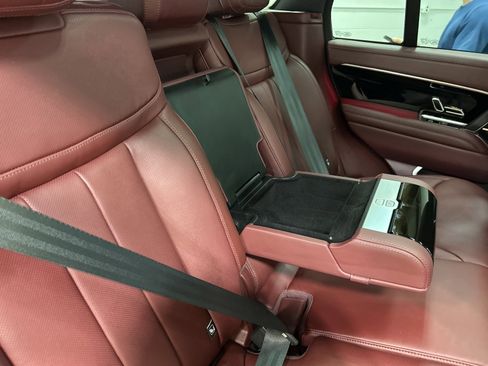 Used 2025 Land Rover Range Rover SE image 32