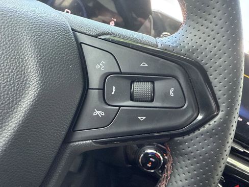 Used 2025 Chevrolet Trax RS w/ Sunroof Package image 16