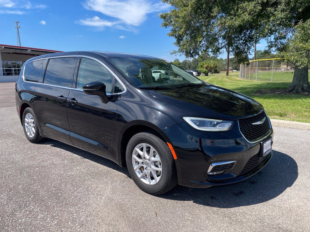 Used 2024 Chrysler Pacifica Touring-L FWD image 1