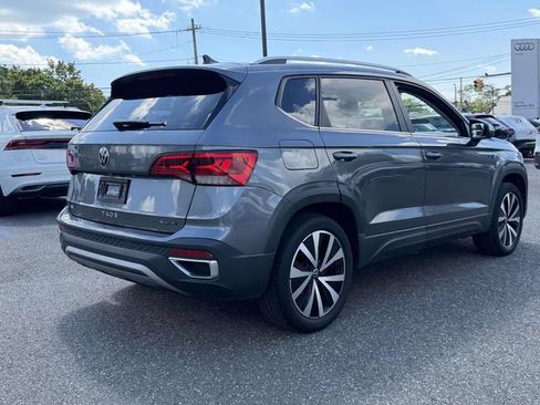 Used 2023 Volkswagen Taos SE w/ Panoramic Sunroof Package AWD/4WD image 5