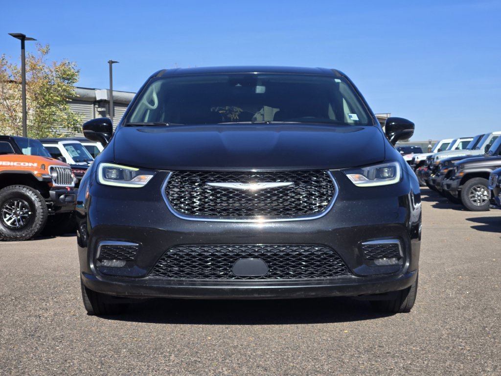Used 2024 Chrysler Pacifica Touring-L FWD image 2