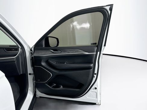 Used 2022 Jeep Grand Cherokee L Limited w/ Black Appearance Package image 35