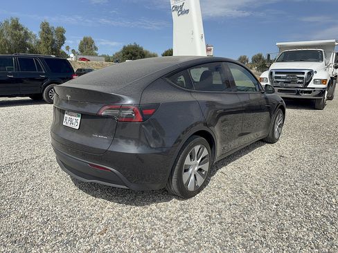 Used 2024 Tesla Model Y Long Range AWD/4WD image 3