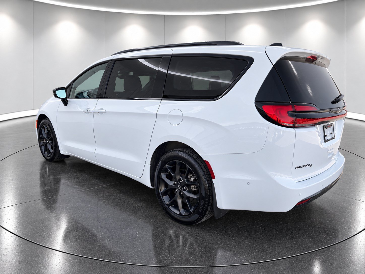 Used 2024 Chrysler Pacifica Limited w/ Uconnect Theater Family Group AWD/4WD image 6