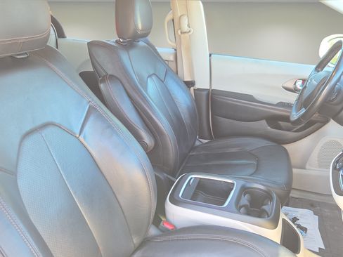 Used 2020 Chrysler Pacifica Touring-L Plus FWD image 15