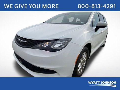 Used 2023 Chrysler Voyager LX image 1