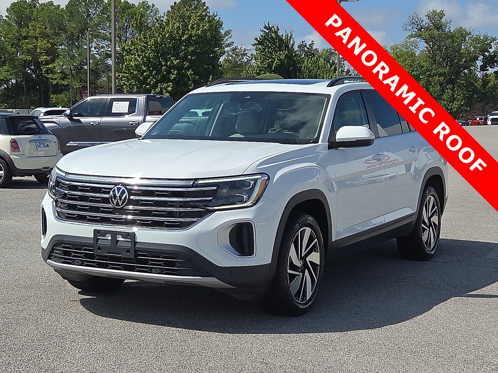 Used 2024 Volkswagen Atlas SE w/ Panoramic Sunroof Package FWD image 2