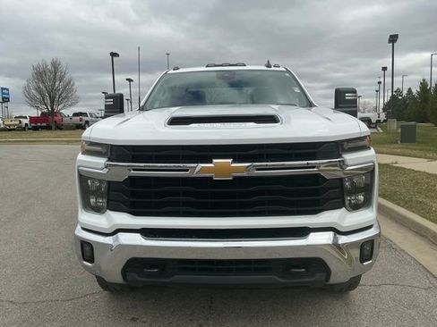 Used 2024 Chevrolet Silverado 2500 LT w/ Convenience Package image 9