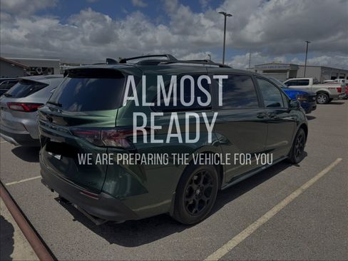 Used 2025 Toyota Sienna XLE Woodland Edition AWD/4WD image 4