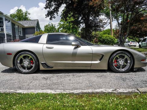 Used 2000 Chevrolet Corvette Coupe w/ Roof Pkg RWD image 9