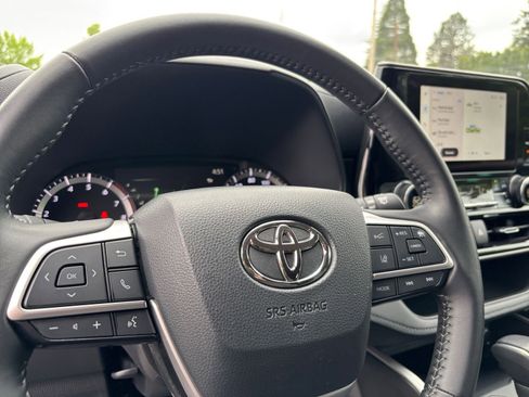 Used 2025 Toyota Highlander LE FWD image 29