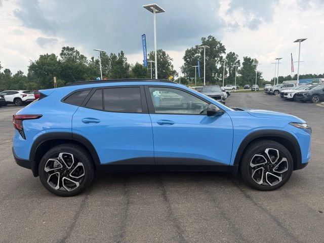 Used 2024 Chevrolet Trax RS w/ Sunroof Package FWD image 4