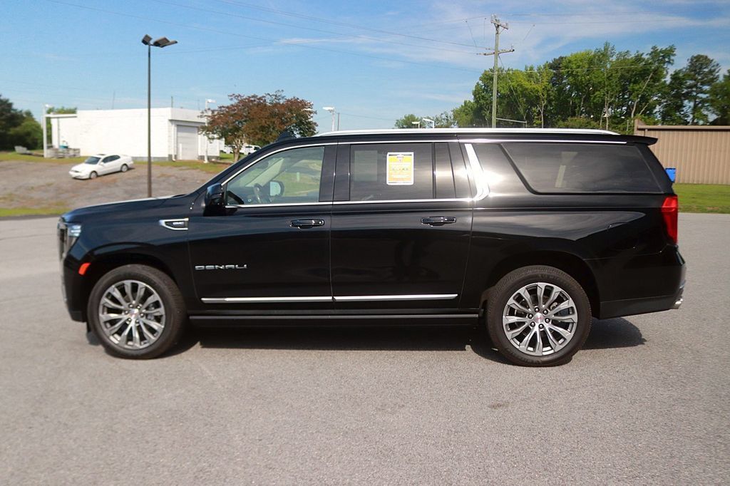 Used 2021 GMC Yukon XL Denali w/ Denali Premium Package AWD/4WD image 4