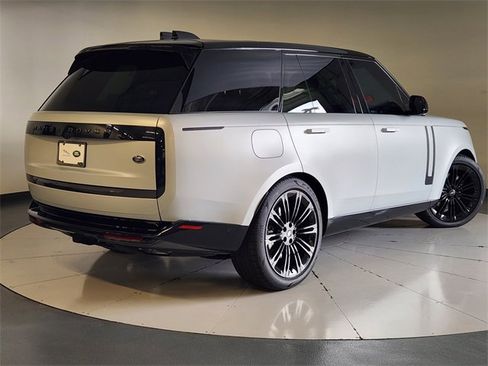 Used 2023 Land Rover Range Rover SE image 2
