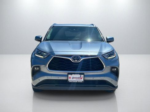 Used 2021 Toyota Highlander Limited FWD image 2