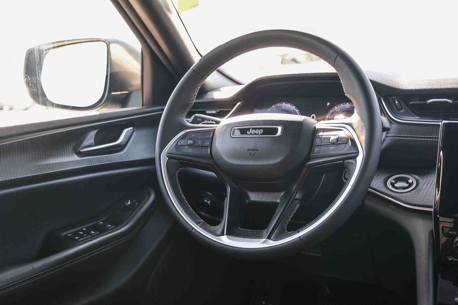Used 2024 Jeep Grand Cherokee Laredo RWD image 16