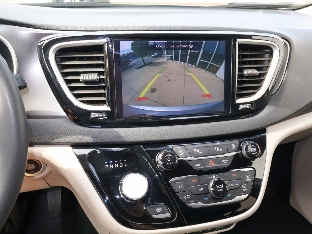 Used 2024 Chrysler Pacifica Touring-L FWD image 22