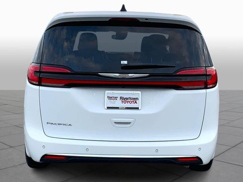 Used 2023 Chrysler Pacifica Touring-L image 4
