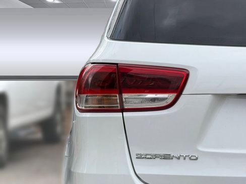 Used 2016 Kia Sorento SX image 13