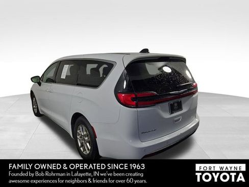Used 2024 Chrysler Pacifica Touring-L FWD image 9