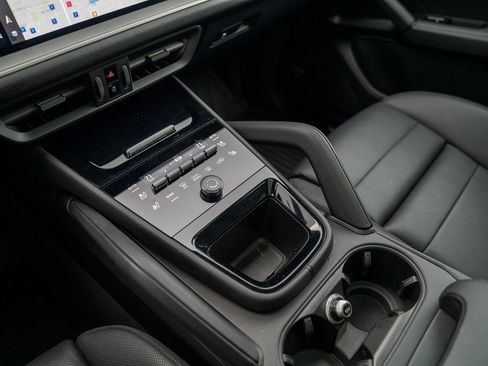 Used 2025 Porsche Cayenne image 21