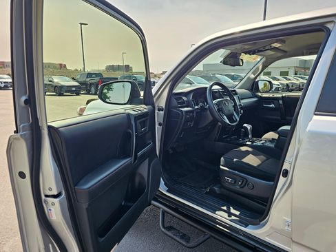 Used 2022 Toyota 4Runner TRD Off-Road AWD/4WD image 18