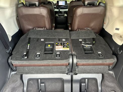 Certified 2024 Toyota Sienna Platinum image 19