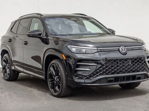 New 2026 Volkswagen Tiguan SE R-Line FWD image 1