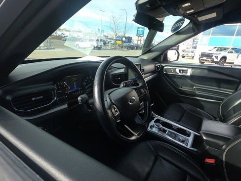 Used 2020 Ford Explorer XLT w/ Equipment Group 202A image 9