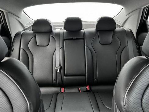 New 2025 Hyundai Elantra Limited image 16