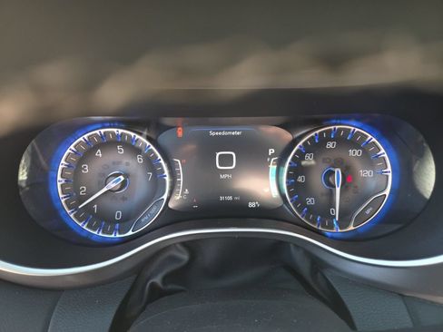 Used 2025 Chrysler Pacifica Select FWD image 2