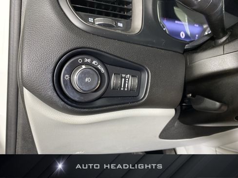 Used 2022 Jeep Renegade Latitude AWD/4WD image 24
