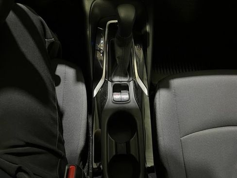 Used 2020 Toyota Corolla LE FWD image 19