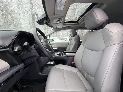 Used 2022 Toyota Sienna XLE image 27