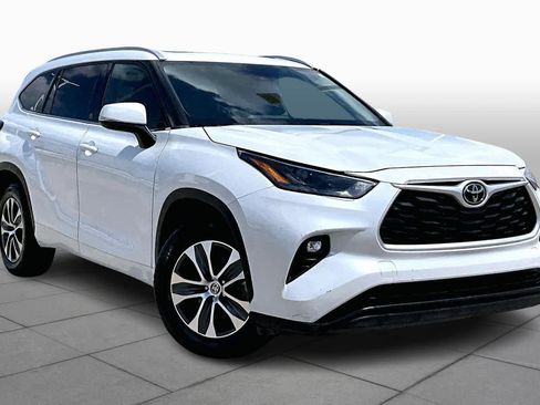 Used 2022 Toyota Highlander XLE image 3