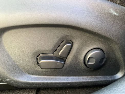 Used 2025 Jeep Compass Limited image 23